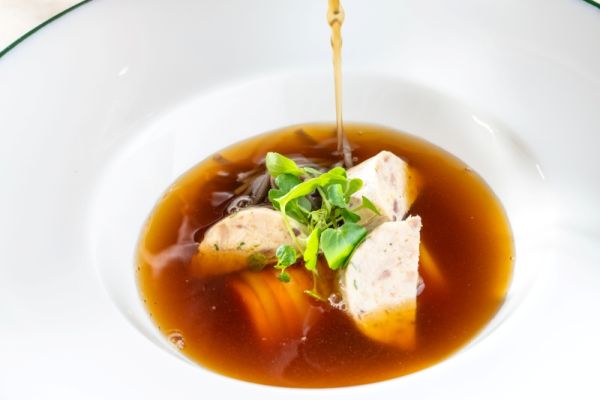 Gyöngytyúk Consommé Házi Tésztával, Friss Zöldségekkel
