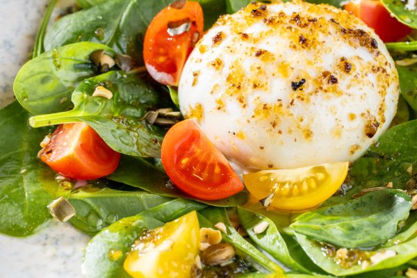 Nógrádi Burrata Szarvasgombás Mézzel, Tökmaggal és Zsenge Spenóttal